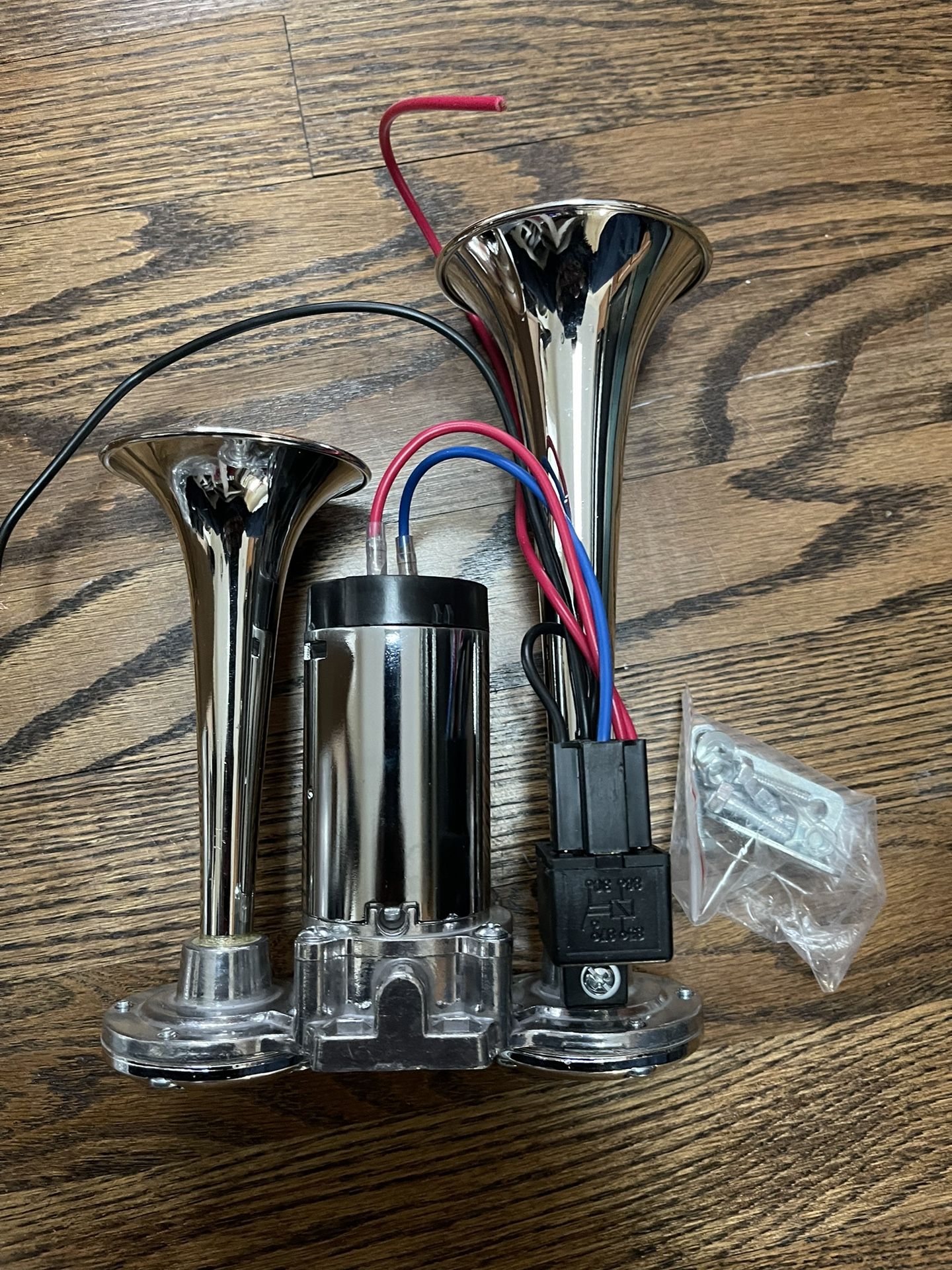 Powerful And Loud Double Trumpet Air Horn. Brand New. Fast shipping. Easy To Install