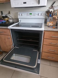 Electric stove great shape still sold at home depot for 700$ just upgraded to induction stove