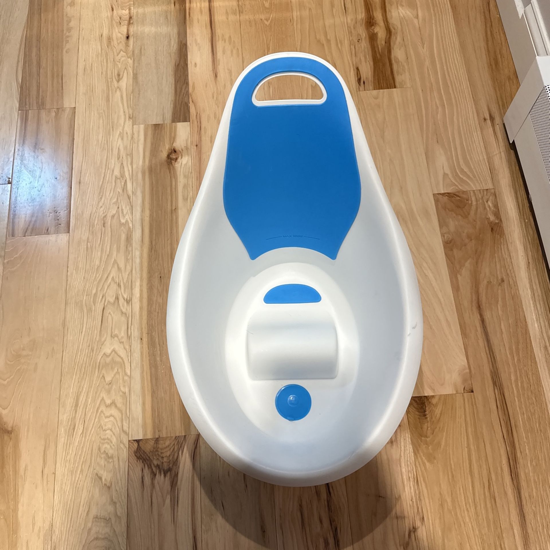Munchkin Sit and Soak Baby Bath Tub, 0-12 Months, White