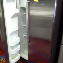 REFRIGERATOR STAINLESS STEEL SIDE BY SIDE WATER 💦 & ICE MAKER CLEAN WITH WARRANTY DELIVERY INCULED PRICE $1,000 DOLLARS 