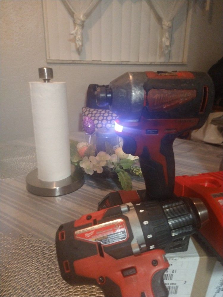 Drill Y Drill DE Impacto (2 Drilles,1 Batería Y Un Cargador)