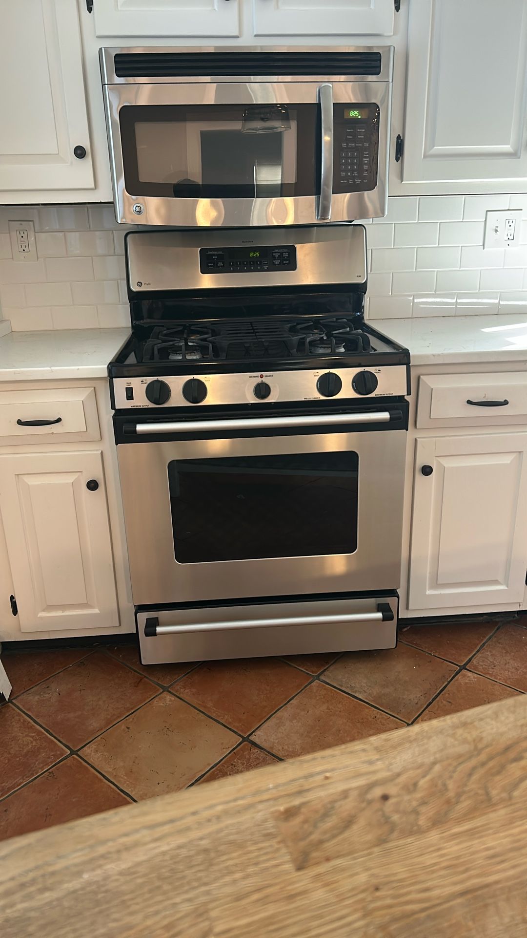 G&e Stove And Microwave 