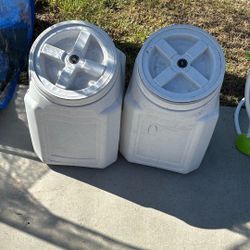 2 Food Storage Containers