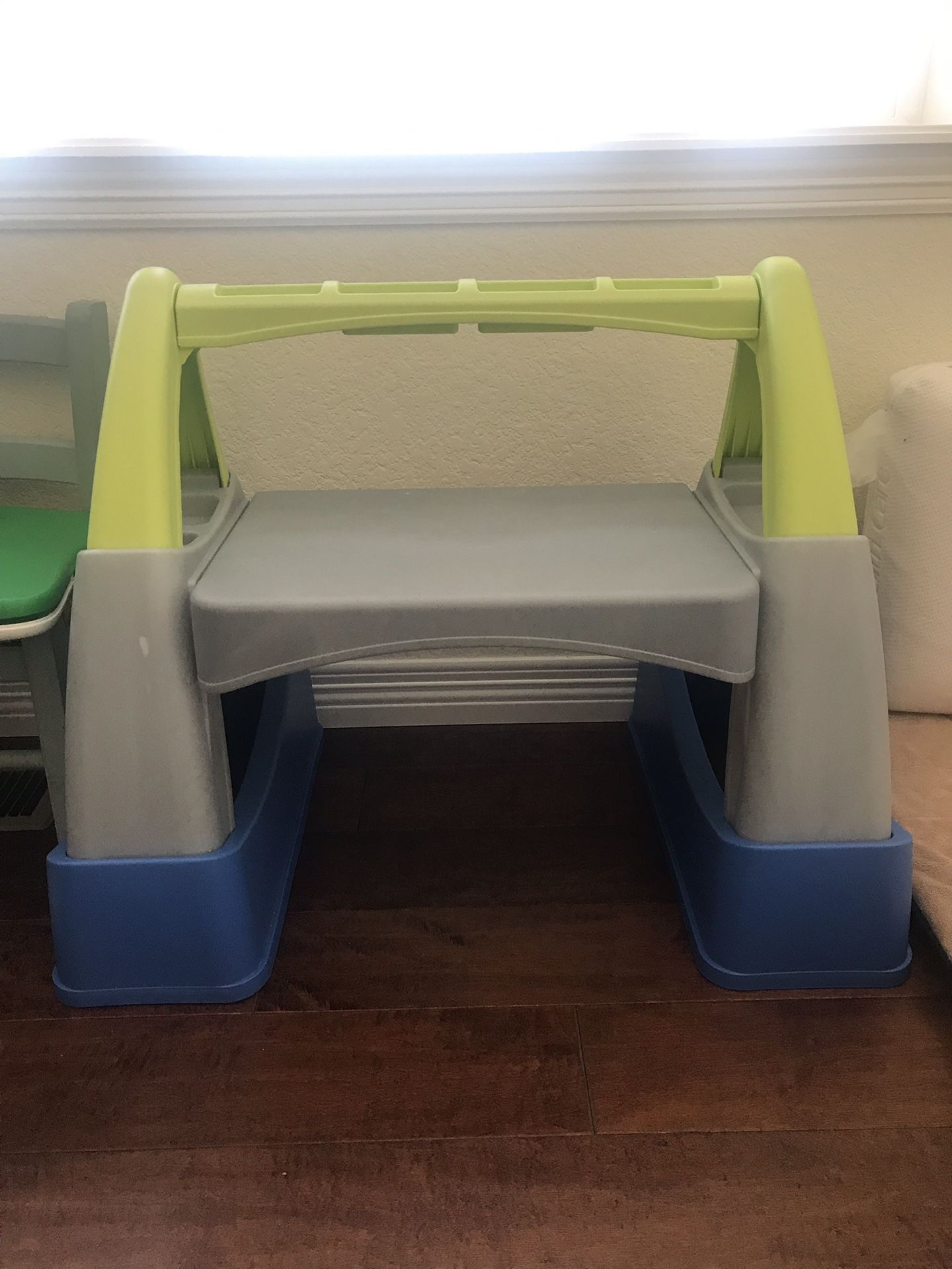 kids plastic table/desk