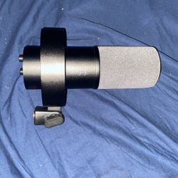 Comes  With Originally Wire Xlr Compatible Dose Not Come With A Mic Stand Only Selling All Together 