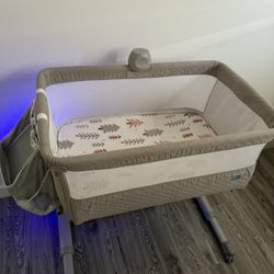 Baby bassinet with snuggle pillow included
