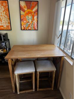 Expandable dining table with 4 chairs