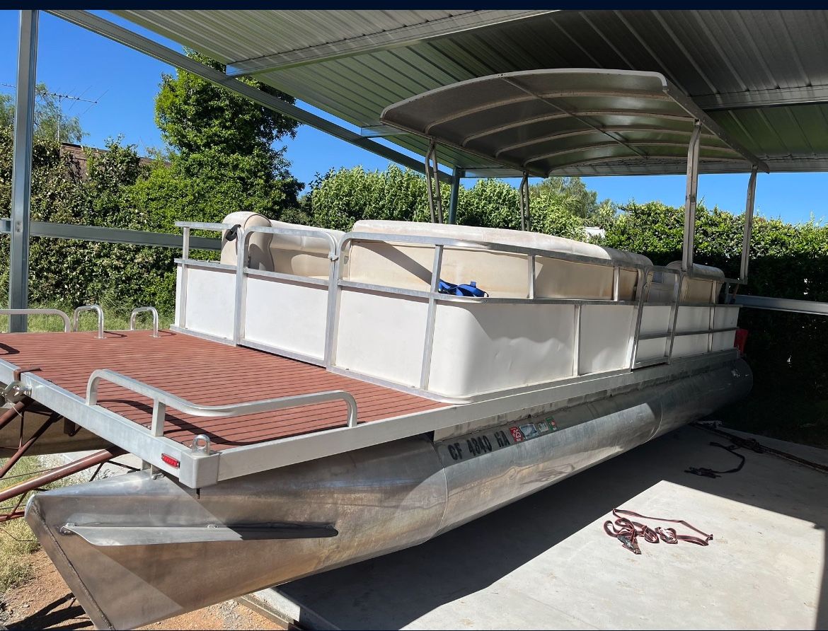 Pontoon Boat 24’