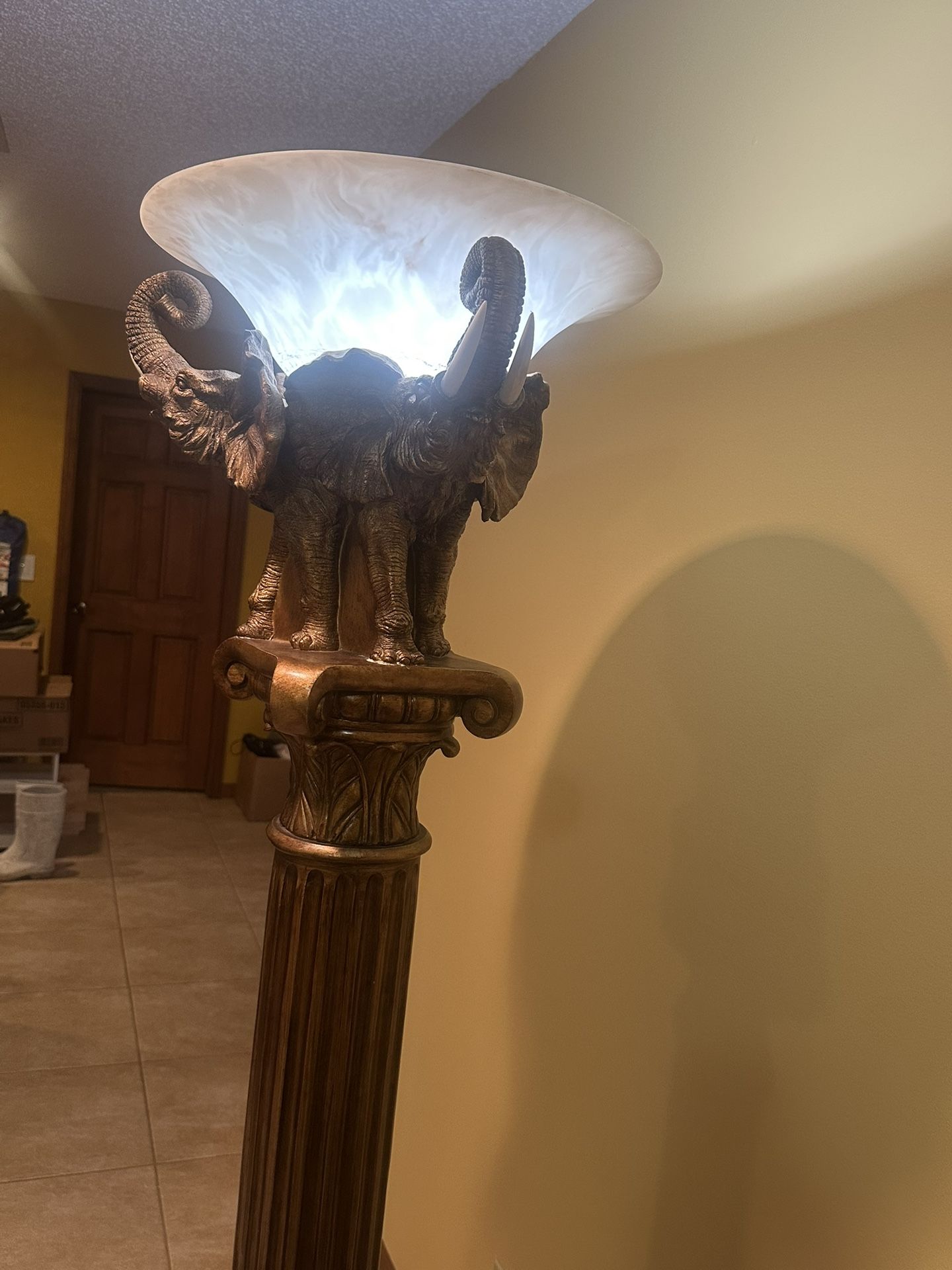 Lámpara con decoración de elefante