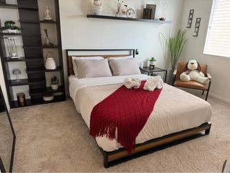 🛏️ USED LIKE NEW – 37” QUEEN PLATFORM BED FRAME – CHESTNUT BROWN