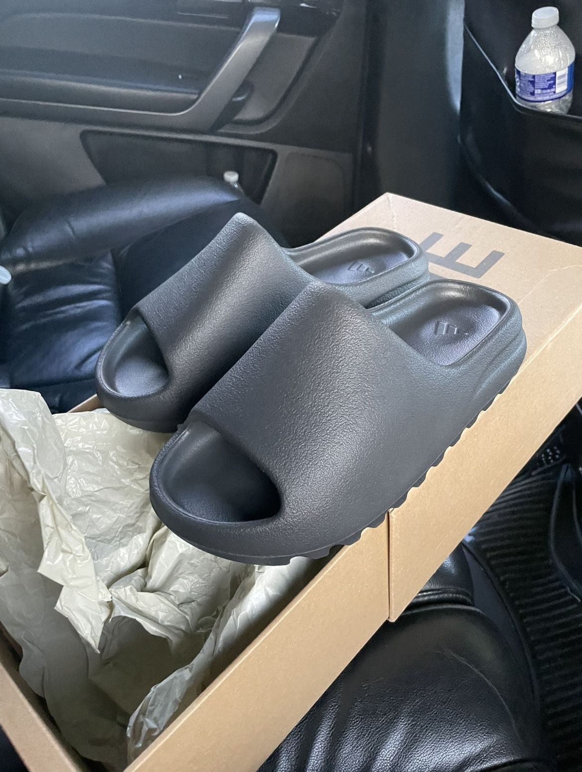 Yeezy Slide (11M) Shipping And Pick Up