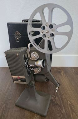 Vintage Kodascope Sixteen-10 16mm silent film projector produced by Eastman Kodak Company.
SEE DESCRIPTION