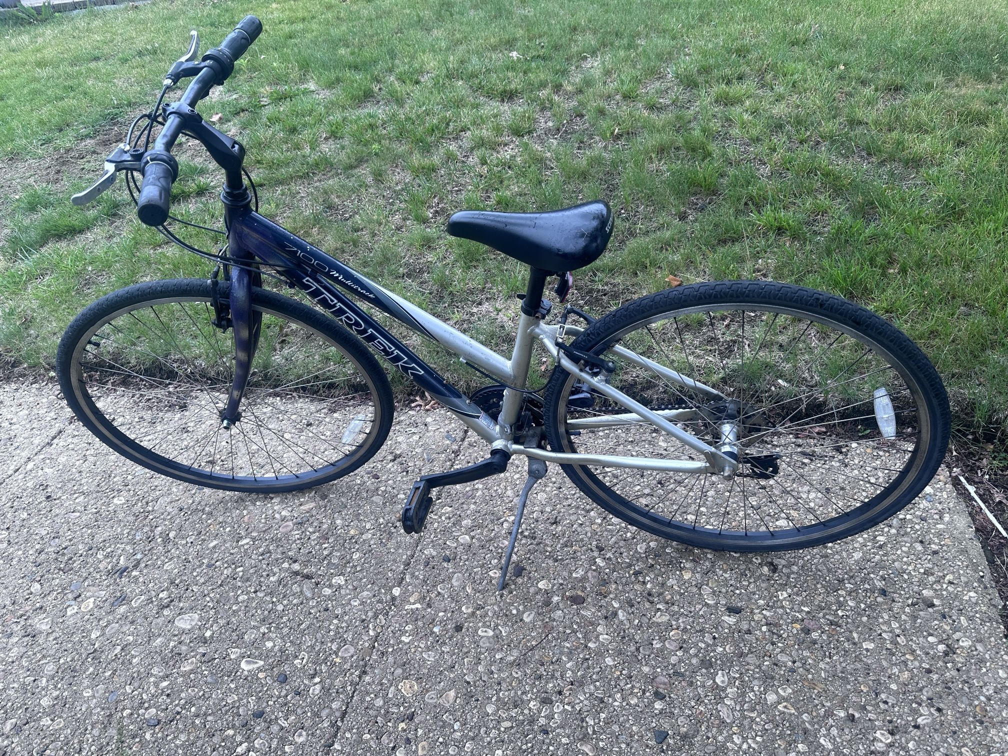 TREK HYBRID BIKE 700c tires 7100 multitrack bicycle