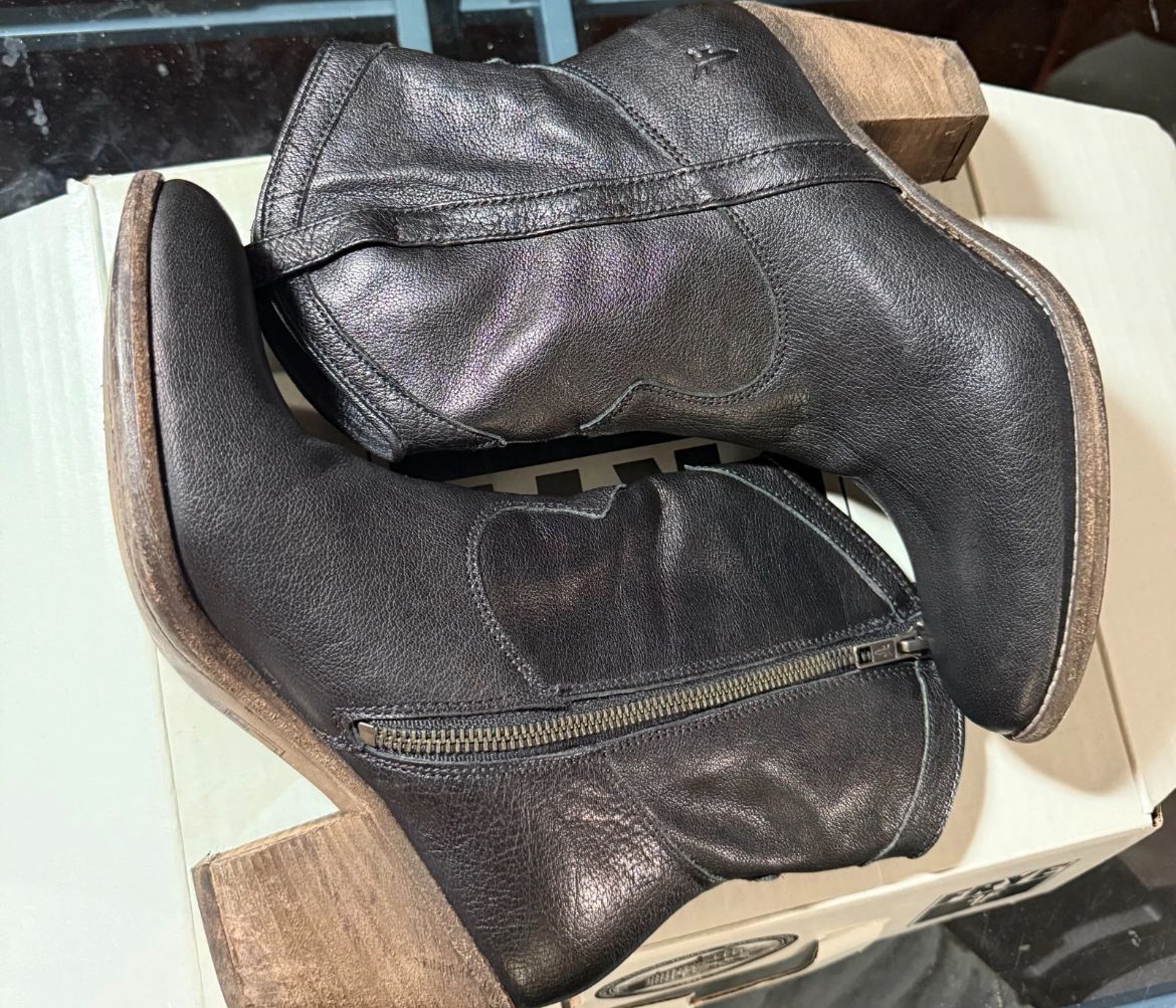 Frye women’s short round toe leather boots