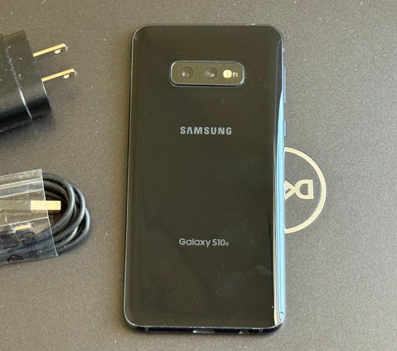 Samsung Galaxy S10e , Unlocked   for all Company Carrier ,  Excellent Condition  Like New 