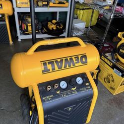 DEWALT 4.5-Gallon Portable Electric 225 PSI Horizontal Air Compressor