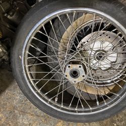 Harley Davidson 21 inch narrow glide front wheel Sporster Lowrider very good condition. Tires got some weather cracks in it. It’s a shame itit’s a meo