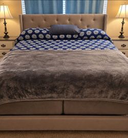 King bedframe/headboard *No Mattress*