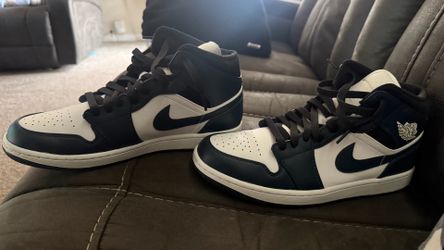 Nike air jordan 1 mid top. size 11. navy blue and white