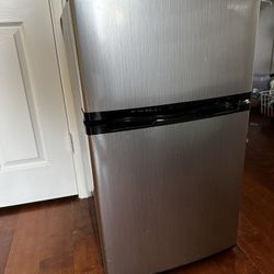 Insignia Mini Refrigerator 