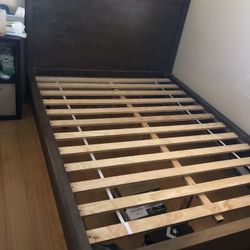 Wood bed frame queen size In Good Condition