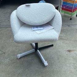 White Fluffy Chair 