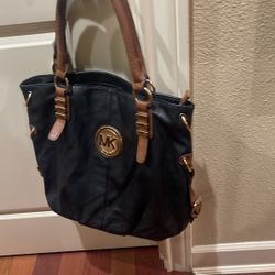 Beautiful Michael Kors Big Purse With Shoulder Straps 