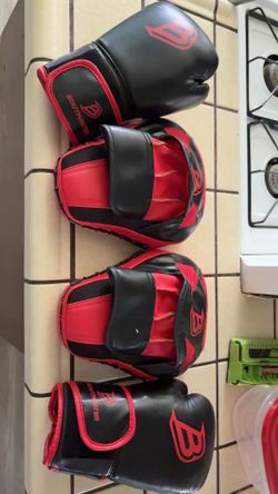 Boxing gloves set