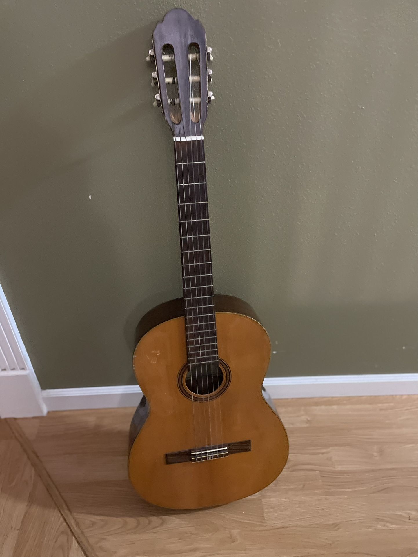 Vintage Zen-On Guitar (has crack on the back,as you see on the picture)