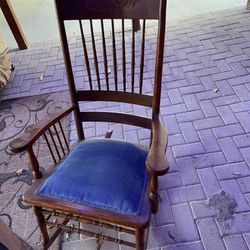 Rocking Chair With Padding 