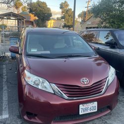 2017 Toyota Sienna – Clean Title