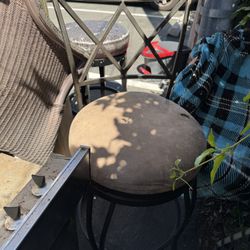 Black-painted metal swiveling bar stool with cushioned seat