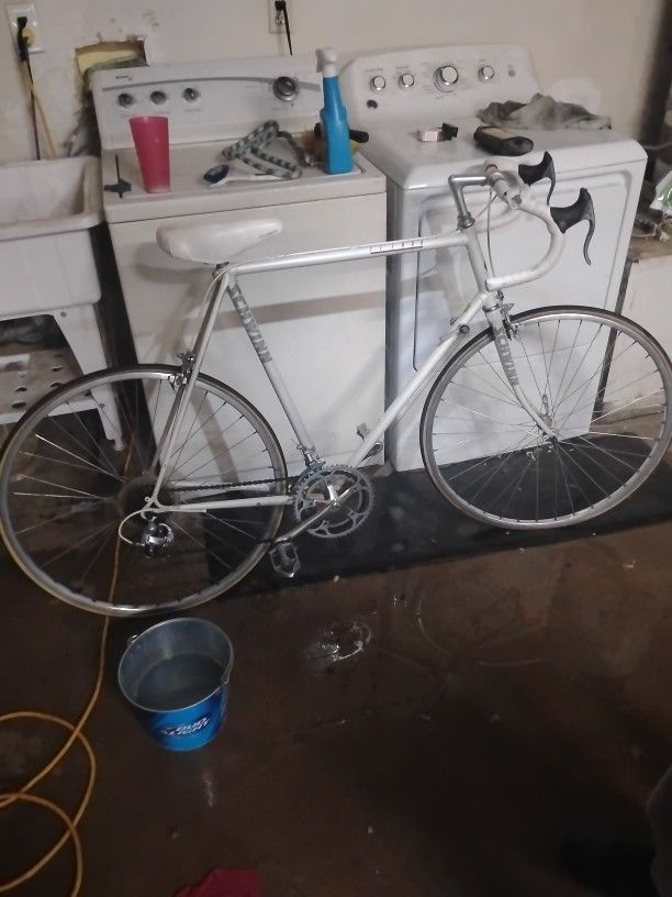 SCHWINN LETOUR VINTAGE  BIKE