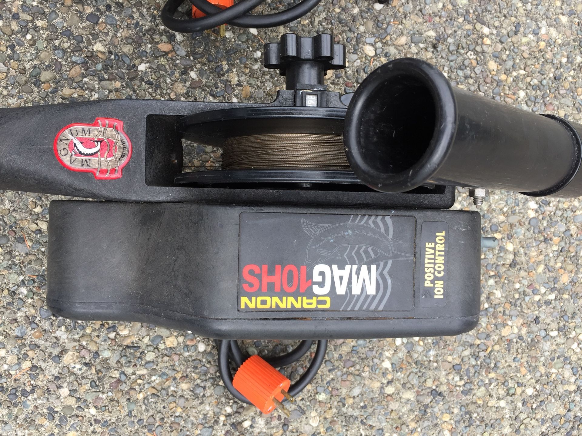 A pair of electric Cannon Mag 10HS downrigger for your fishing boat for