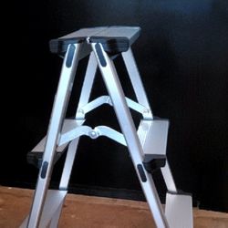🪜 FOR SALE: Ultra-lightweight 3-Step Double-Sided Aluminum Ladder - Like New 