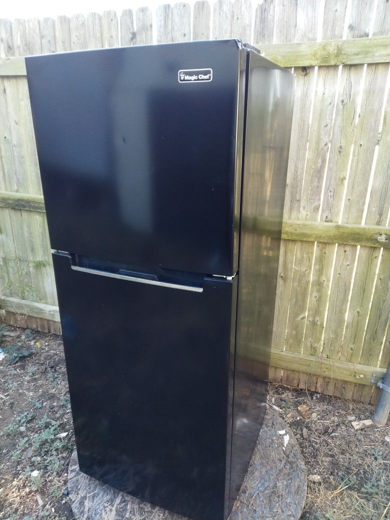 Magic Chef 10.1 cu. ft. Top Freezer Refrigerator in Black Nothing WRONG Works GREAT ideal For secondary fridge