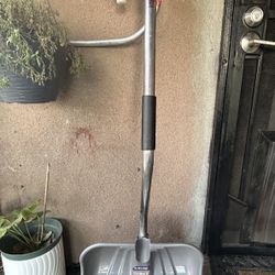 Snow shovel
