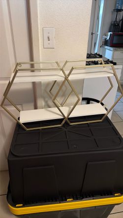 Hangable shelf