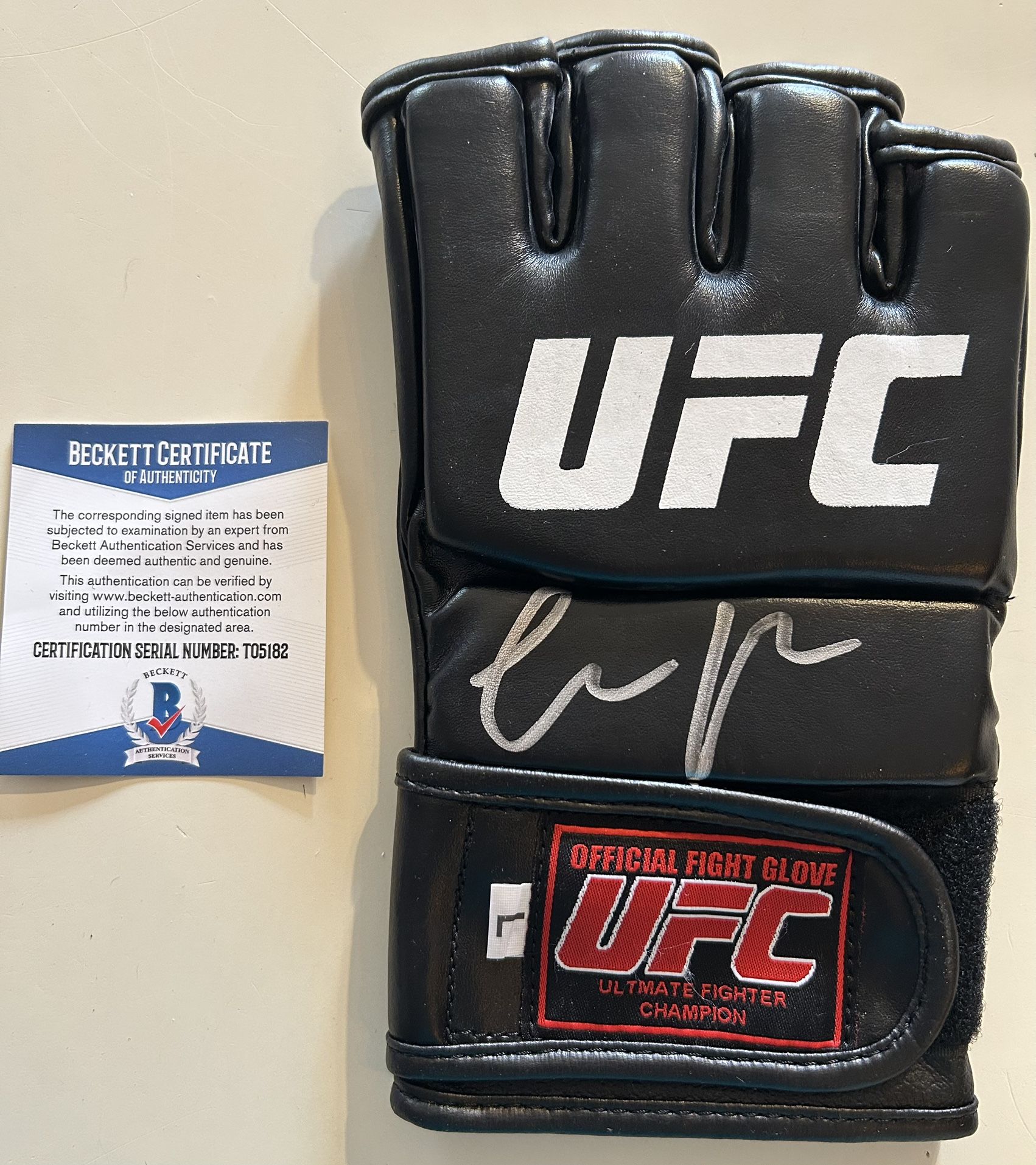 Conor McGregor Signed UFC Glove (Beckett)
