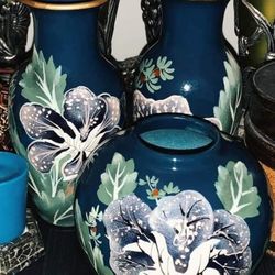 VINTAGE HAND PAINTED PORCELAIN BLUE FLORAL ORIENTAL TRIEVER CHINESE CHINA FLOWER VASE URN GINGER JAR ACCENT TABLE DECOR