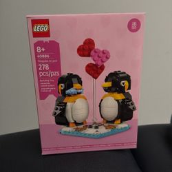 Lego Penguins in love