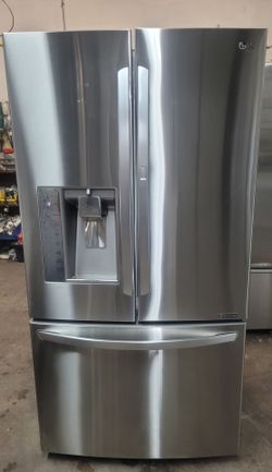 LG 30 cubic foot refrigerator, servitor in the door
