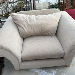 Couche Love Seat