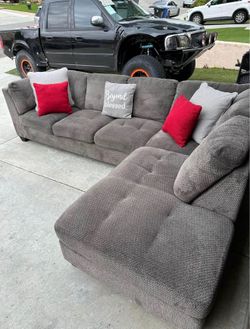 Perfect condition gray Jerome’s sectional couch !!
