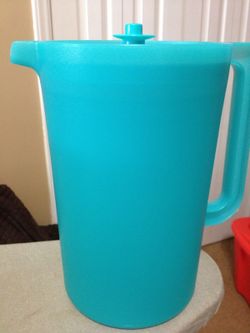 New tupperware 1 gallon pitcher blue