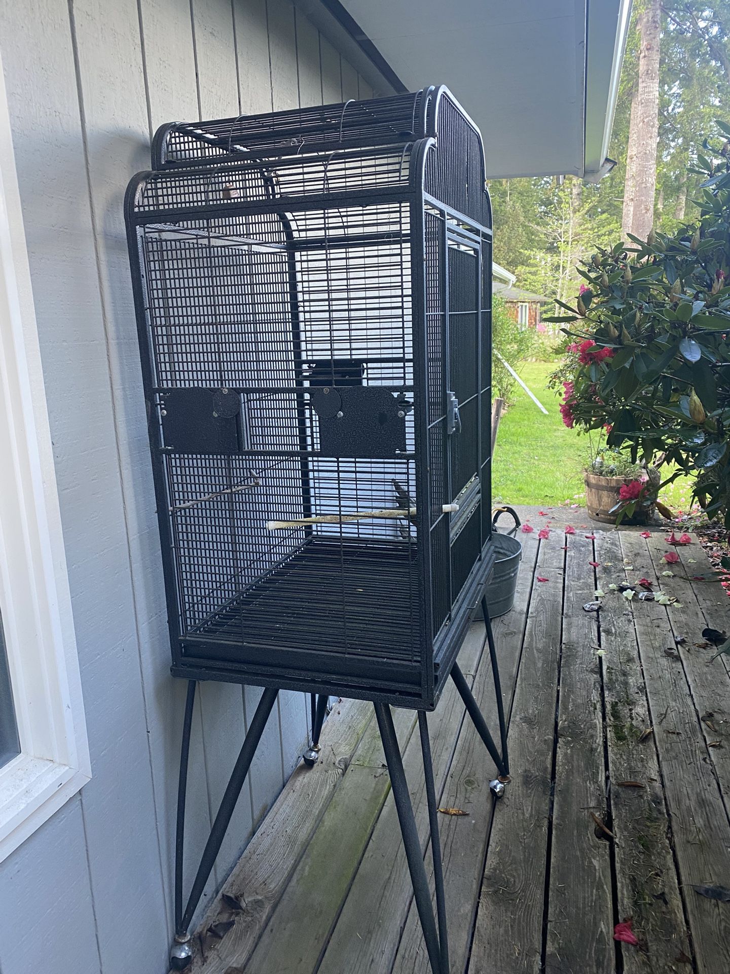large heavy duty bird cage on wheels