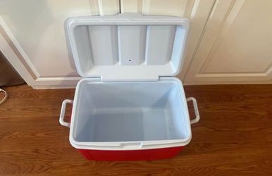 Rubbermaid 20.5” x 13” x 15.5” tall 32 quart cooler