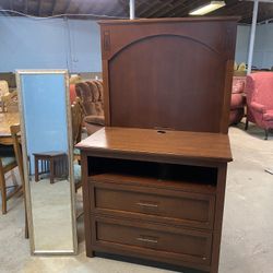 Nice Wooden TV Stand /Dresser with Mirror (delivery available, read details)