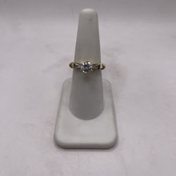 14kt Gold Engagement Style Ring w/ Elegant Design