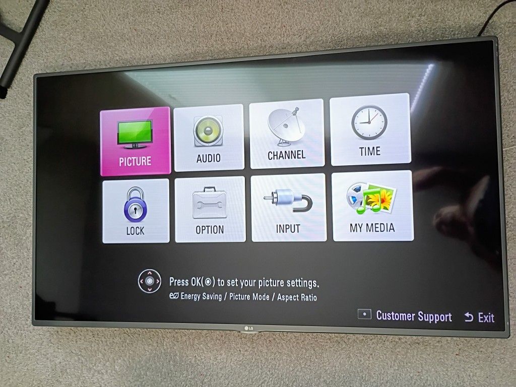 LG 55 inch Full HD 1080p LED HDTV, with Wall mount kit, in good working condition